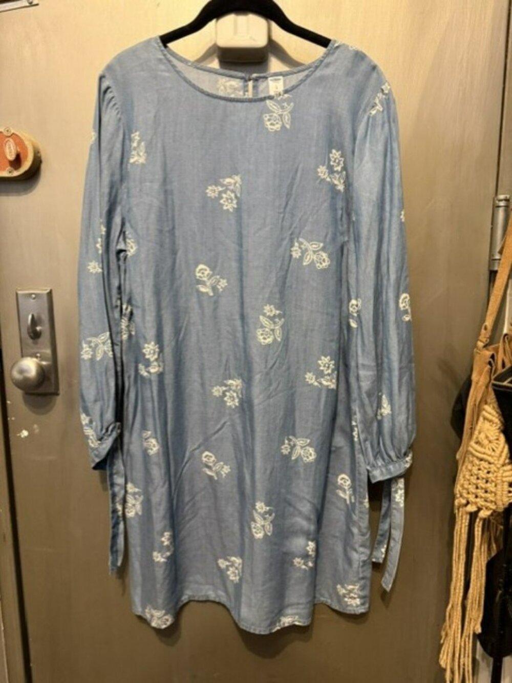 Blue chambray Old Navy white floral print shift mini dress and tie-detail sleeve - Picture 4 of 16